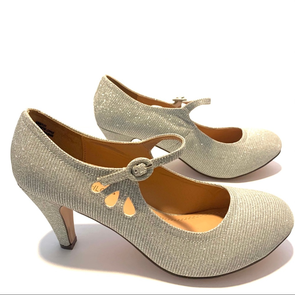 Chase + Chloe Kimmy Silver T Strap Pump Size 9